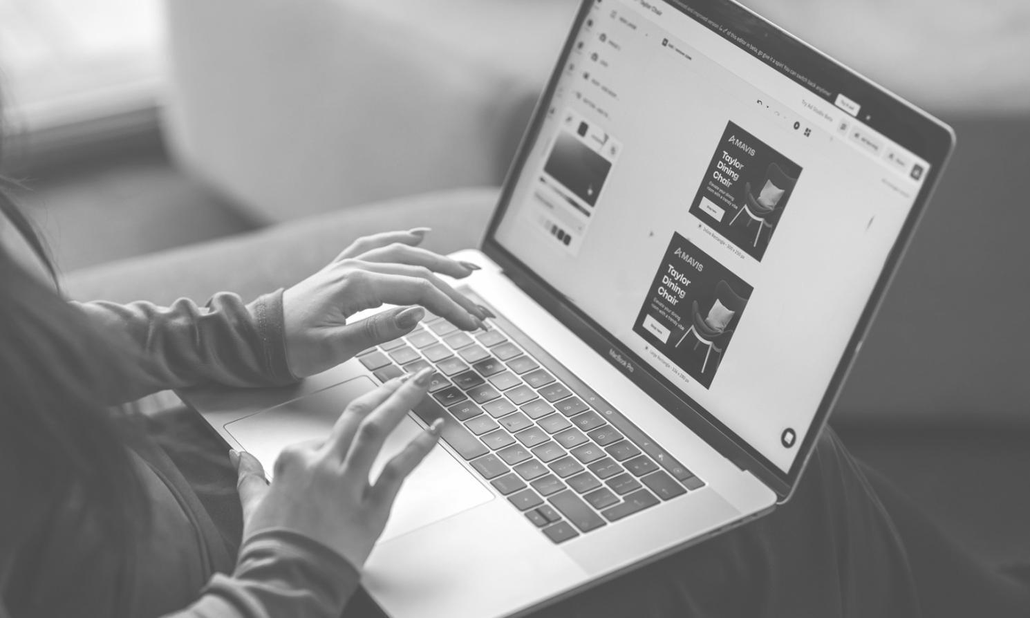 Estudio de edición de video profesional con equipo moderno